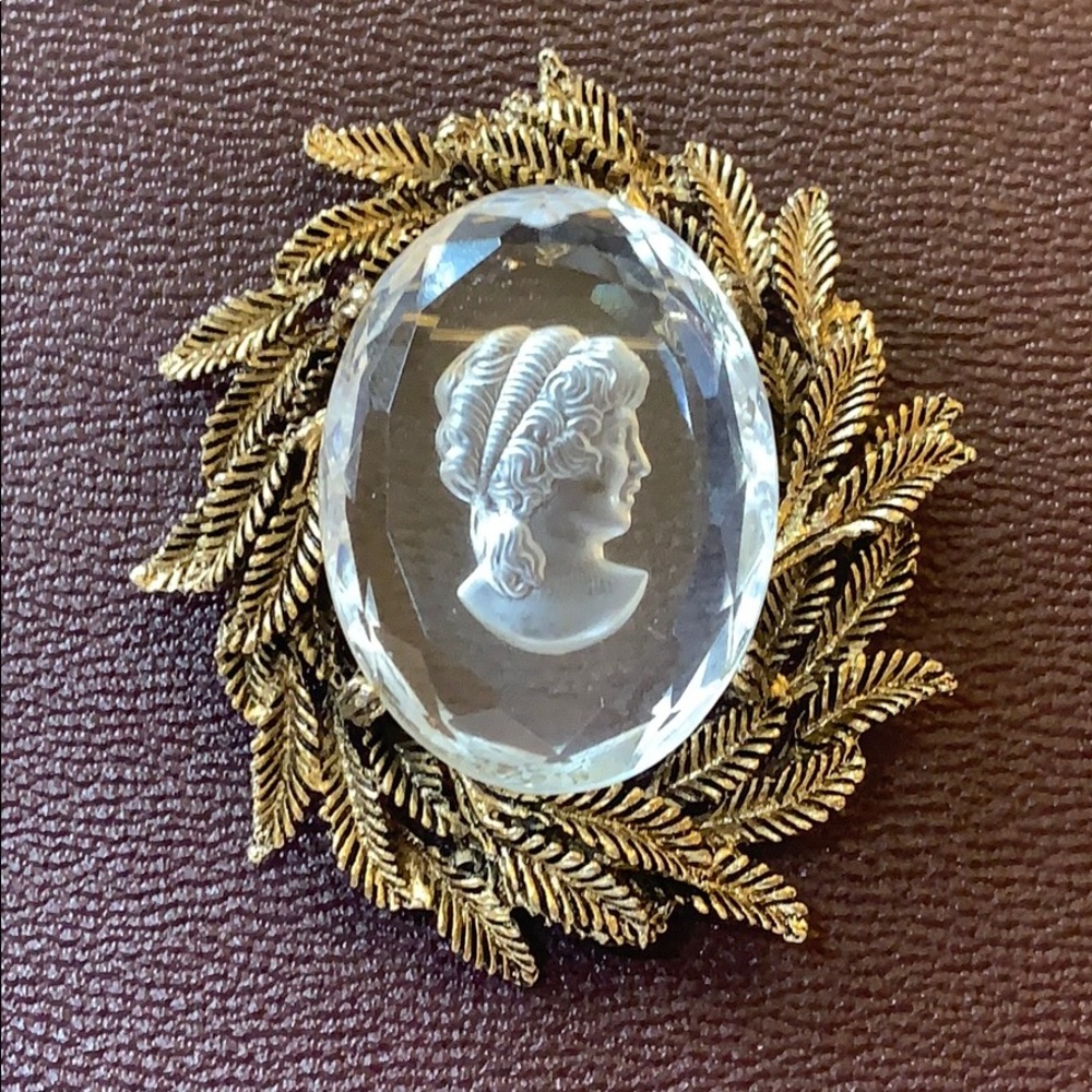Vintage glass cameo pendant brooch